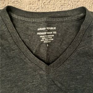Banana republic v neck tee